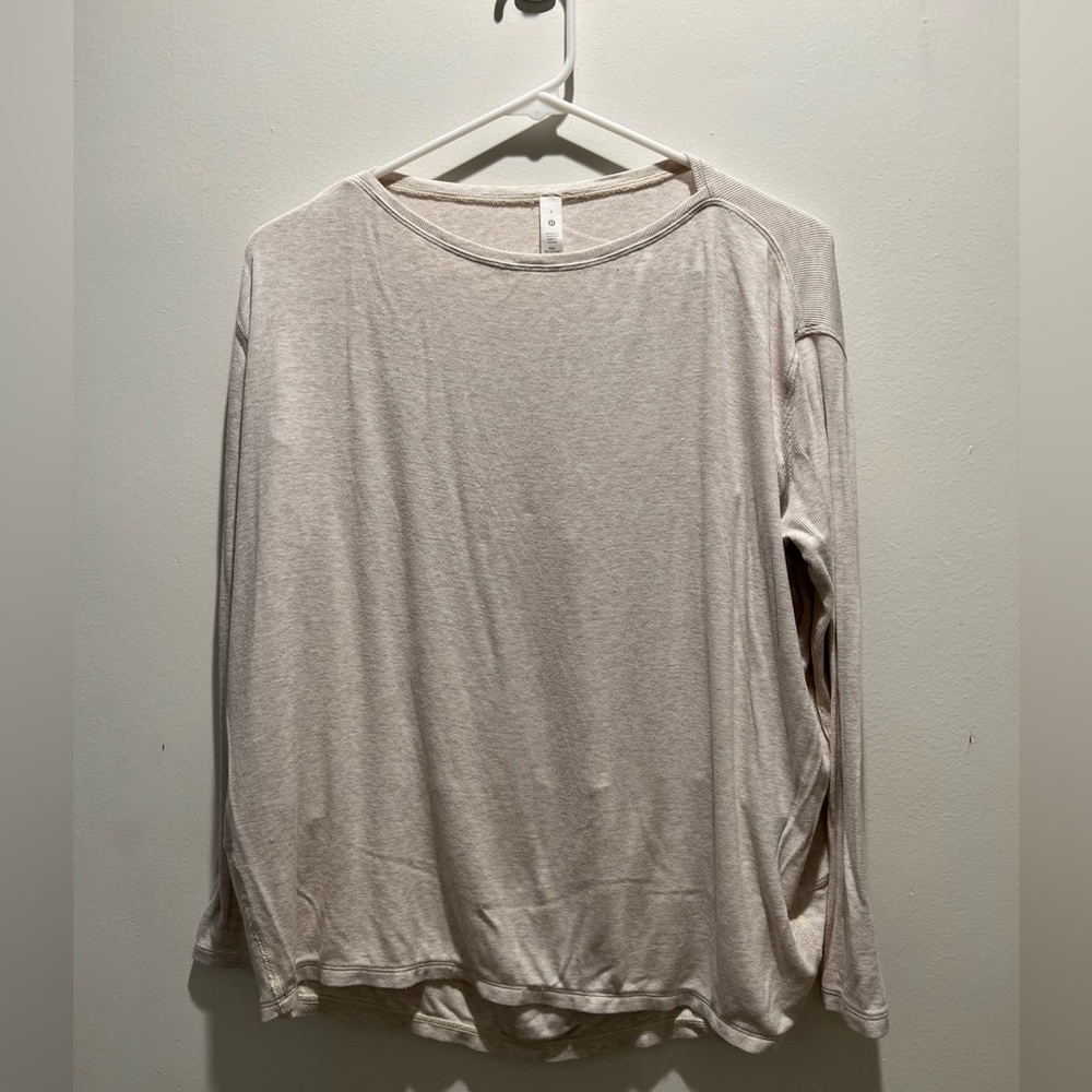 Lululemon neutral top